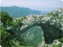 La complessa storia geologica ha formato dei monti particolari come l'arco naturale del Monte Forato
